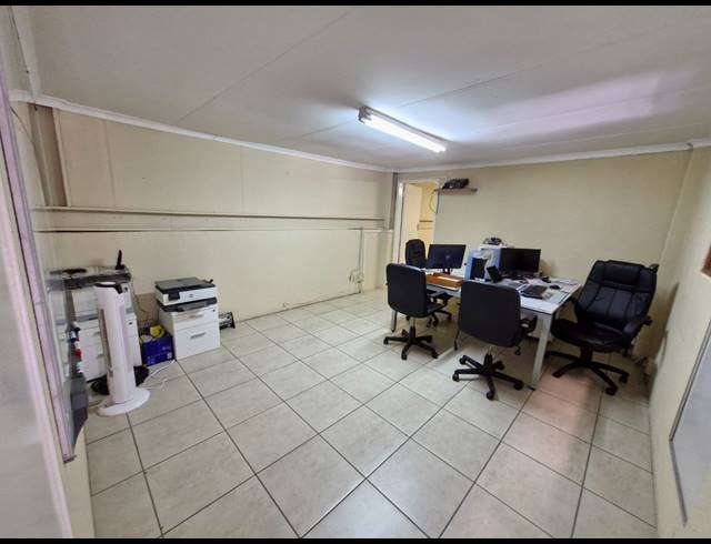 192M² WAREHOUSE TO LET IN JET PARK